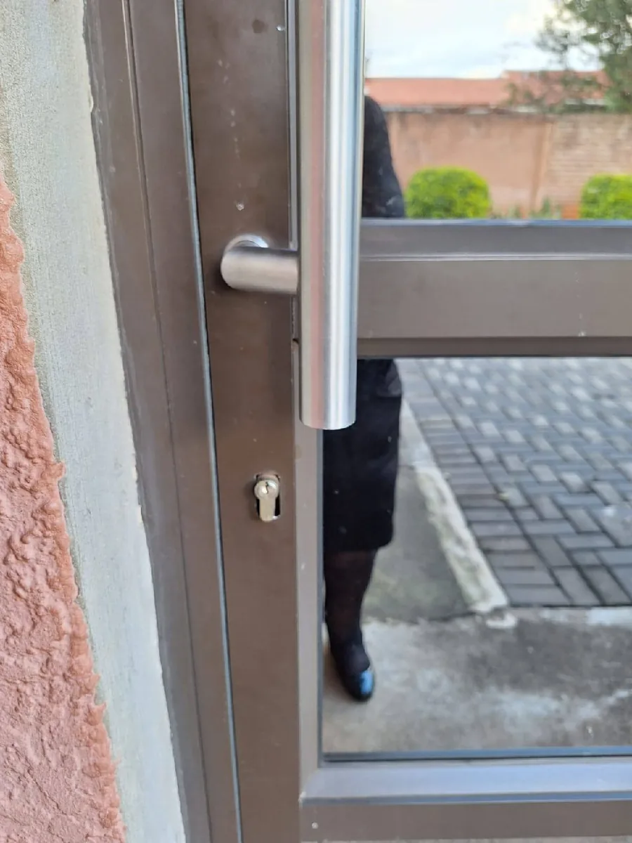 Cylinder lock replaced on an aluminium door at a business premises